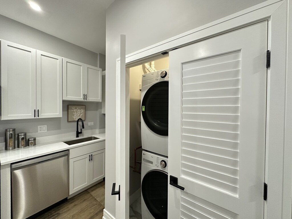 Building Photo - 3840 N Wilton Ave