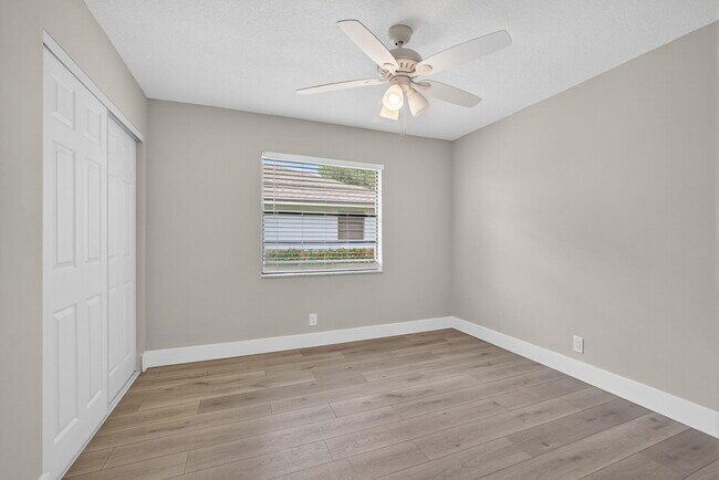 Building Photo - 1202 Essex Dr
