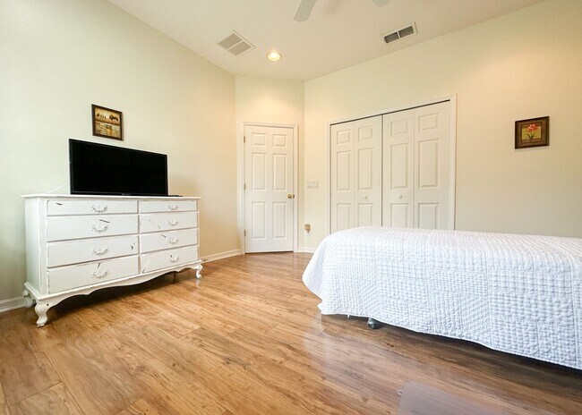 Building Photo - Furnished Rental in Golf Cart District!