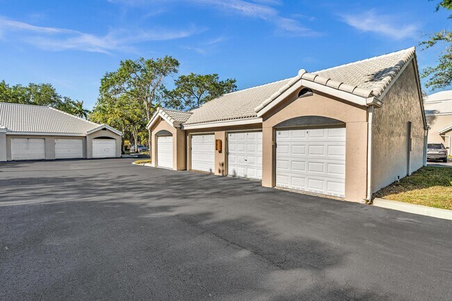 Building Photo - 2803 N Oakland Forest Dr