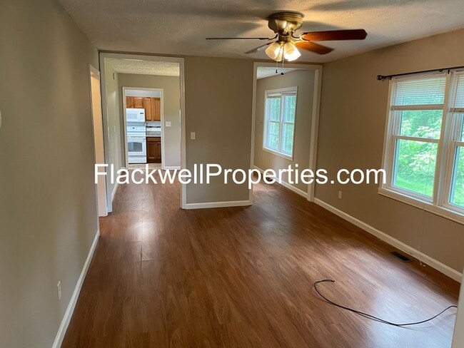 Building Photo - Well Maintained 2 bedroom, 1 Bath home