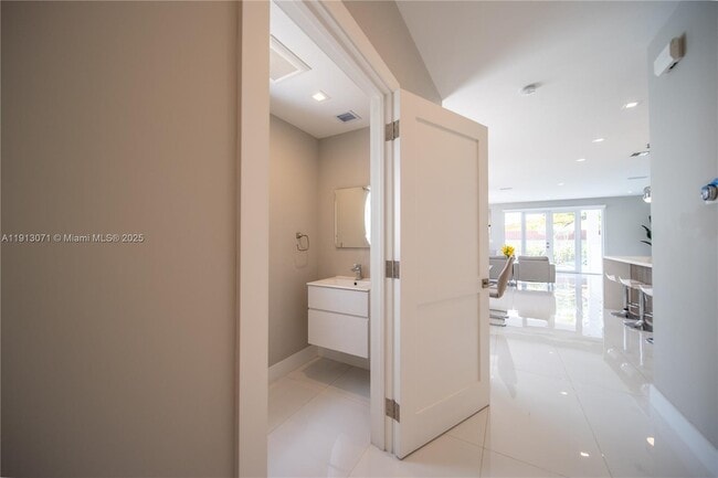 Building Photo - 3651 SW 26th St