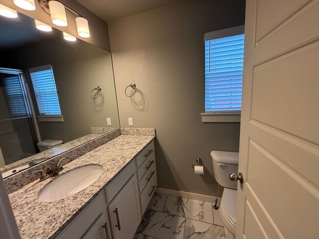 Building Photo - Great Townhouse!! Great Location!!