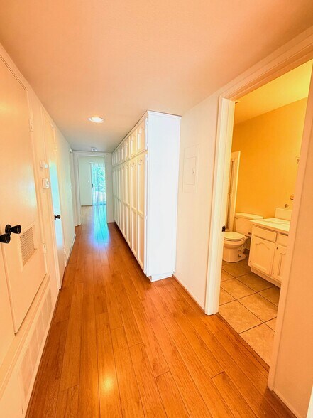 Building Photo - 421 N Kenneth Rd