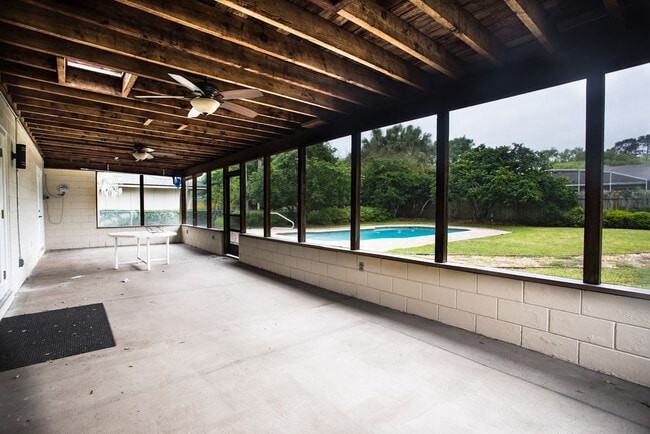 Building Photo - 3 Bedroom, 2 Bath Single Family Pool Home ...