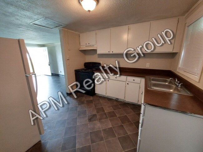 Building Photo - Renovated two bedroom near Harden Street - 50% off!