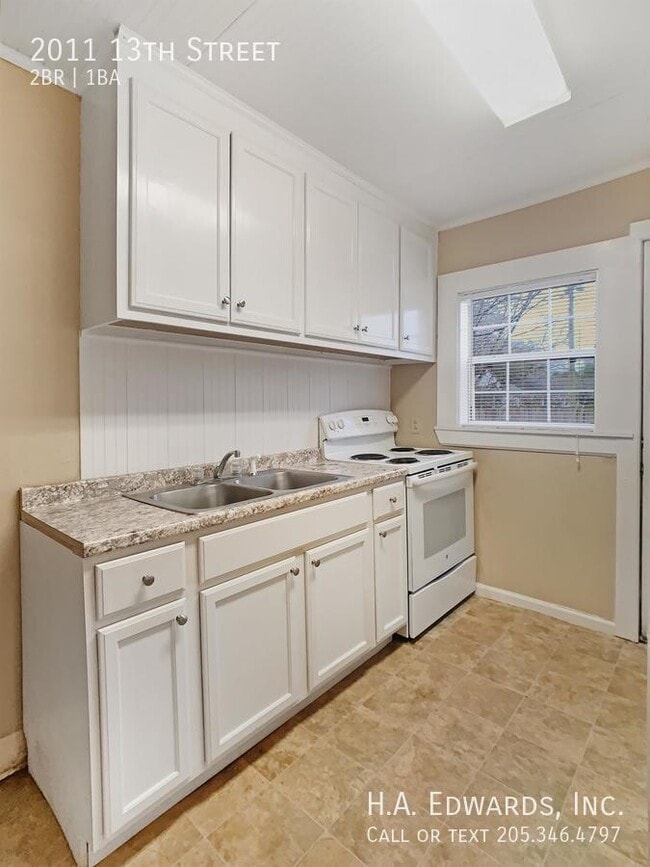 Building Photo - 2011 13th St