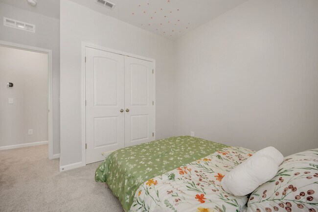Building Photo - Spacious 5-Bedroom Home with Modern Upgrad...