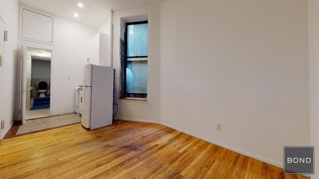 Building Photo - 214 E 10th St