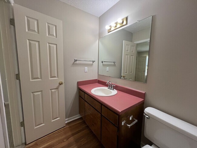 Building Photo - 3 bedroom 2.5 bath home