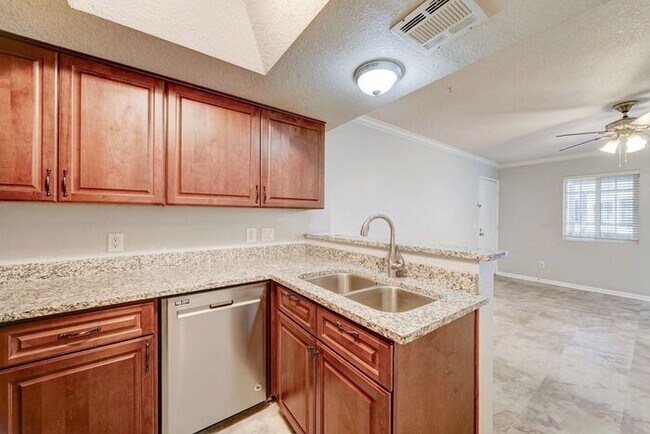 Building Photo - MOVE IN SPECIALS 2 weeks FREE - Townhouse with 2 Bedrooms 2 Bath!
