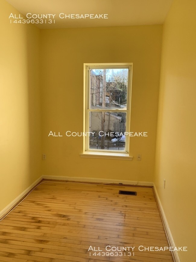 Building Photo - Beautiful Townhouse