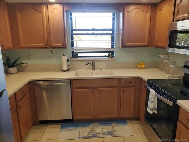 Building Photo - 811 SW South River Dr