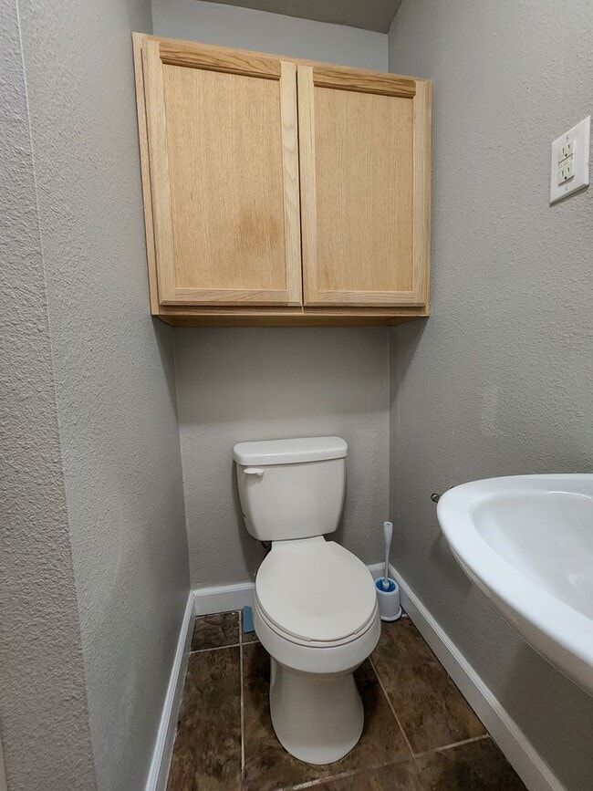Building Photo - 3 Bedroom 2 Bath brick home in Shawnee