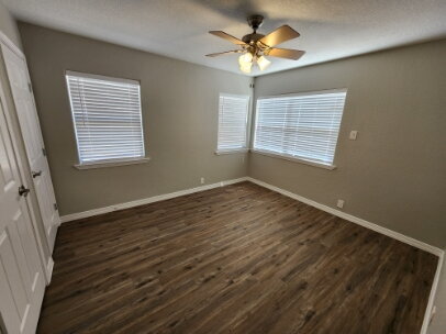Building Photo - Wow! La Vernia Property!!