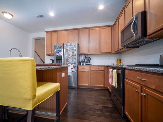 Building Photo - "Exquisite  2-Bed Townhouse with 2.5 Baths in Prime Charlotte Location – 1,531 Sq Ft of Comfort!"