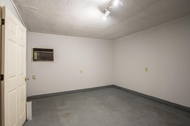 Building Photo - 3780 Cardinal Ave