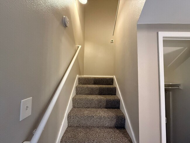 Building Photo - 3 bedroom Two Story Duplex!