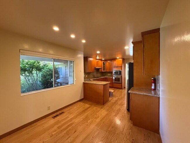 Building Photo - Beautiful 4 bedrooms 2.5 bath home