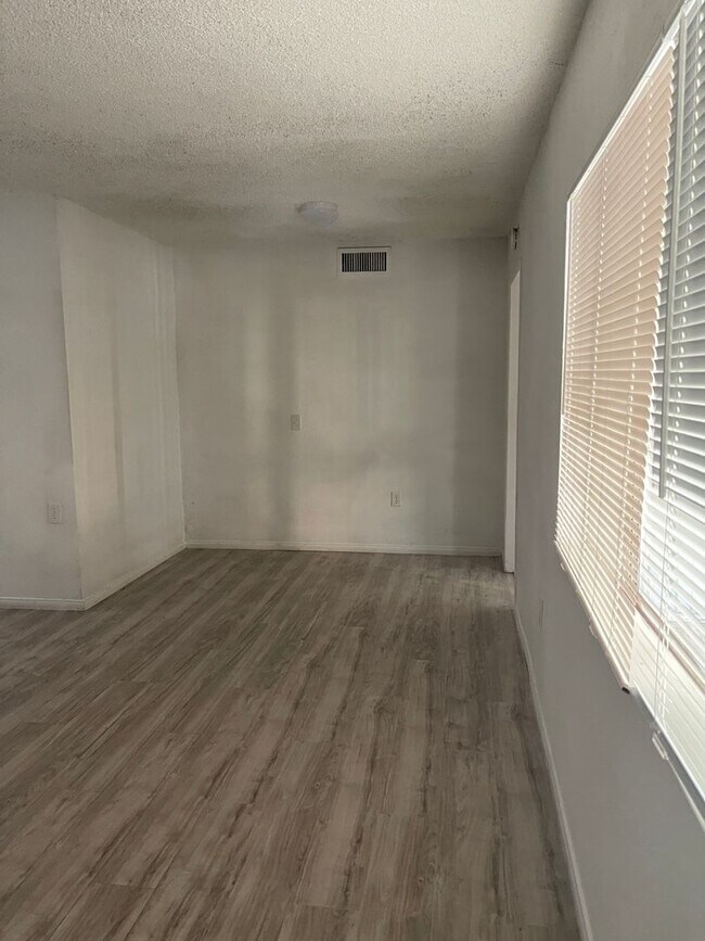 Building Photo - House For Rent