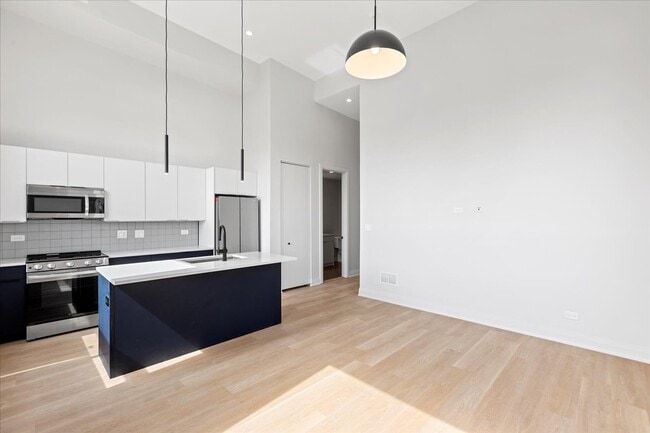 Building Photo - 1934 W North Ave