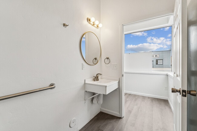 Building Photo - 911 - Office