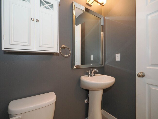 Building Photo - 3 Bedroom, 2.5 Bathroom Riverton Town Home