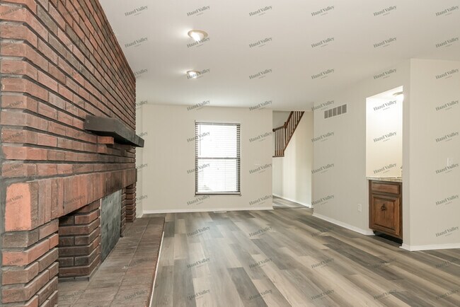 Building Photo - 10 Silver City Ct