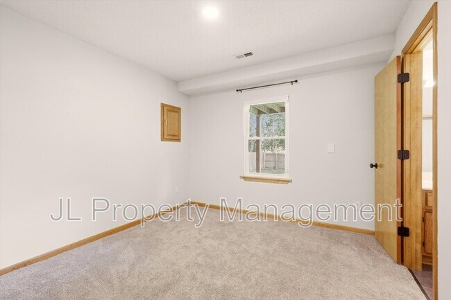 Building Photo - 125 SE Topaz Dr
