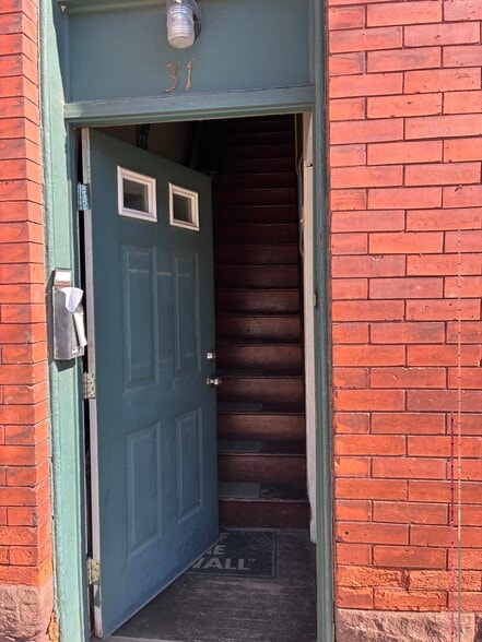 entrance from street - 31 Spring St