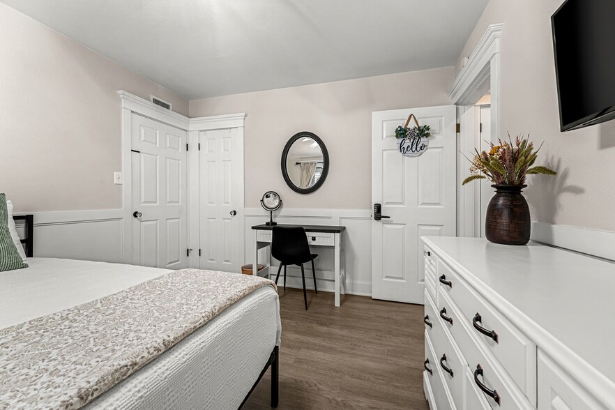 Building Photo - 10838 Newcomb Ave