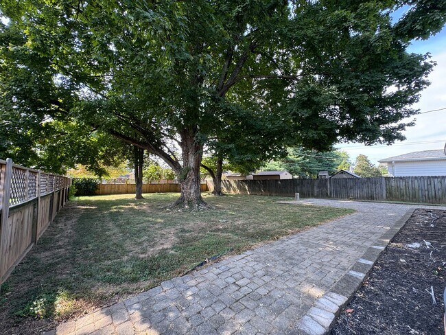 Building Photo - Gorgeous, Updated 3 Bedroom, 2 Bath Ranch ...