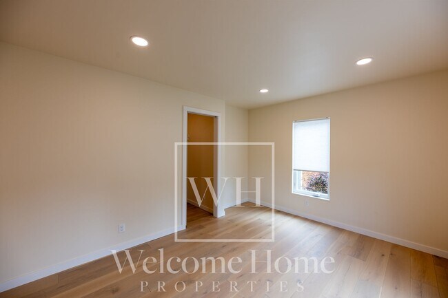 Building Photo - 521 Ankeny St