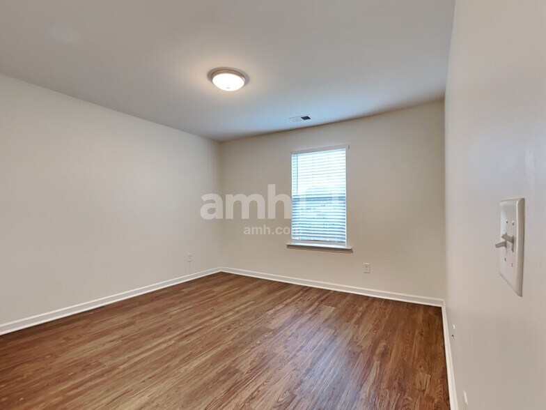 Building Photo - 614 Redbud Ln