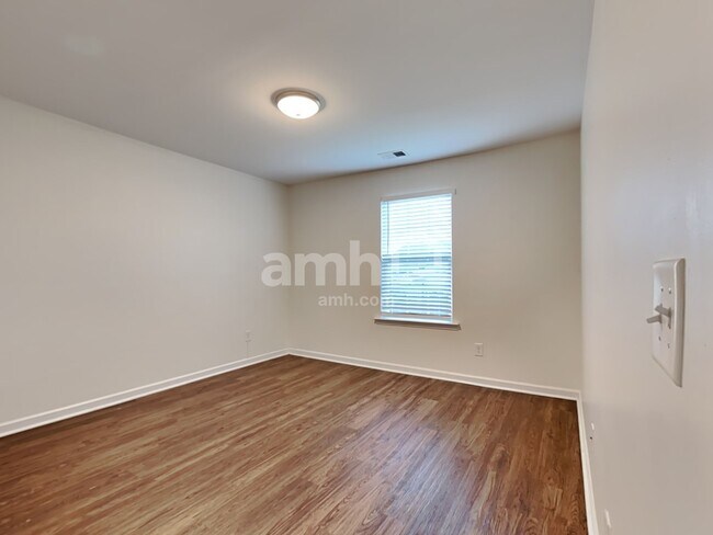 Building Photo - 614 Redbud Ln