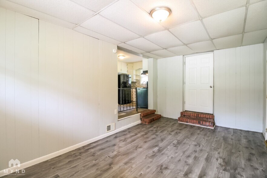 Building Photo - 6220 Leslie Dr