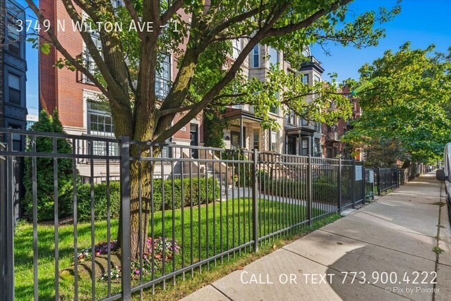 Building Photo - Wrigleyville 2 bed 2 bath with private ent...