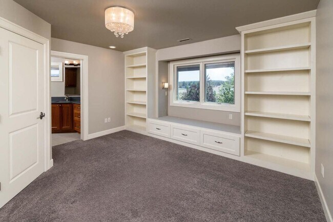 Building Photo - Stunning Tumalo Estate-6 Bed - 7.5 Bath ov...