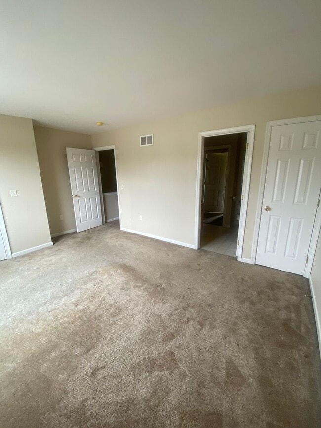 Building Photo - Three Bedroom Townhouse