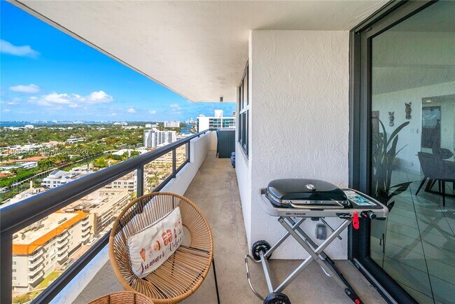 Building Photo - 2555 Collins Ave