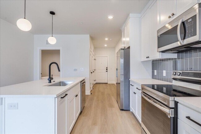 Building Photo - 3000 Duval St