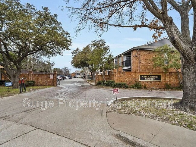 Building Photo - 18333 Roehampton Dr