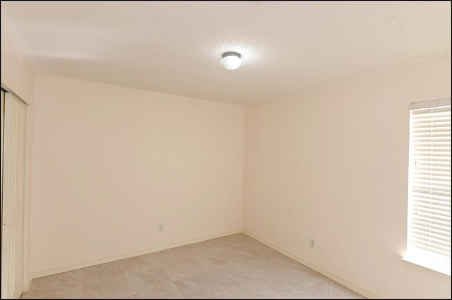 Building Photo - 648 Wind River Ave