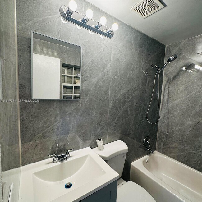 Building Photo - 732 Moffett St