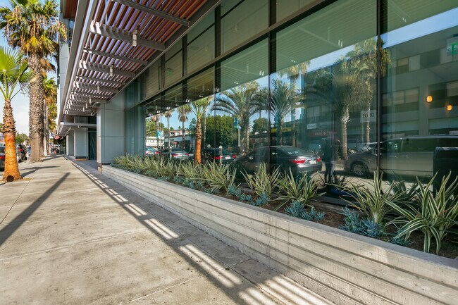 Building Photo - 900 Wilshire Blvd