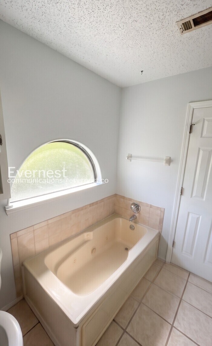 Building Photo - 24 Wagon Wheel Ct