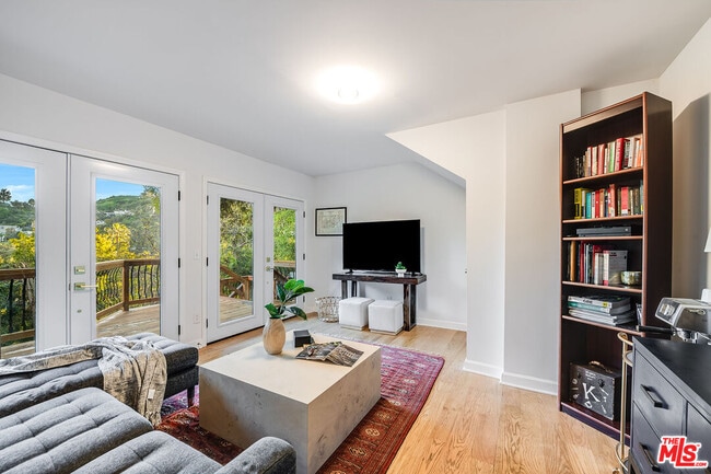 Building Photo - 3323 N Knoll Dr