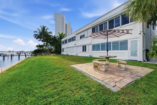 Building Photo - 300 53rd St