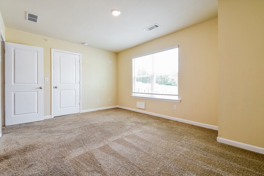 Building Photo - 606 Highwood Ln