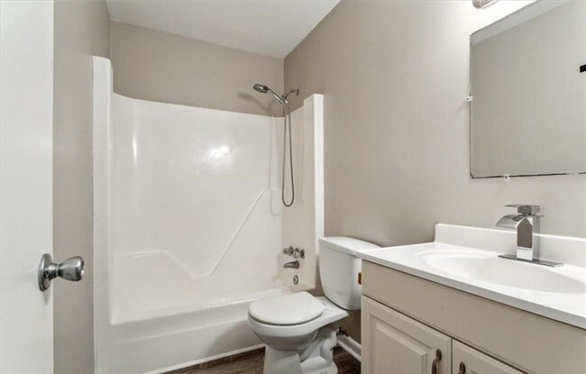 Building Photo - Remodeled Townhouse Ready for A New Tenant